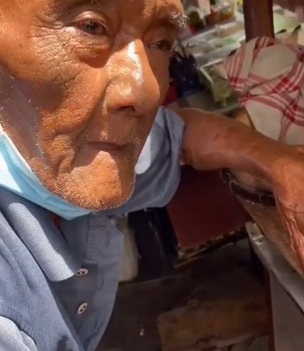 Kakek 93 Tahun Masih Semangat Jualan Soto Ayam di Yogyakarta