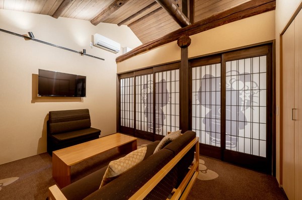 Tamu dapat menemukan gambar Hello Kitty di seluruh ruangan. Hello Kitty itu mengenakan kostum maiko atau geisha yang sedang berlatih di Kyoto. Selain itu, pernak-pernik bertema Hello Kitty juga dipasang di sana. Tamu dapat menemukan gambar Hello Kitty di seluruh ruangan. Hello Kitty itu mengenakan kostum maiko atau geisha yang sedang berlatih di Kyoto. Selain itu, pernak-pernik bertema Hello Kitty juga dipasang di sana.