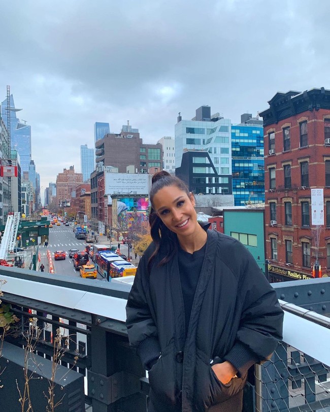 Karena itu tak heran jika ia menjadi selebgram fitness terkaya tahun ini. Dilaporkan Kayla menerima £1,79 juta atau sekitar Rp 33 miliaran per bulan. Diperkirakan wanita 30 tahun tersebut mengantongi £25,882 atau sekitar Rp 489 jutaan per postingan berbayar. Foto: Instagram @kayla_itsines