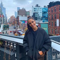 Karena itu tak heran jika ia menjadi selebgram fitness terkaya tahun ini. Dilaporkan Kayla menerima £1,79 juta atau sekitar Rp 33 miliaran per bulan. Diperkirakan wanita 30 tahun tersebut mengantongi £25,882 atau sekitar Rp 489 jutaan per postingan berbayar. Foto: Instagram @kayla_itsines