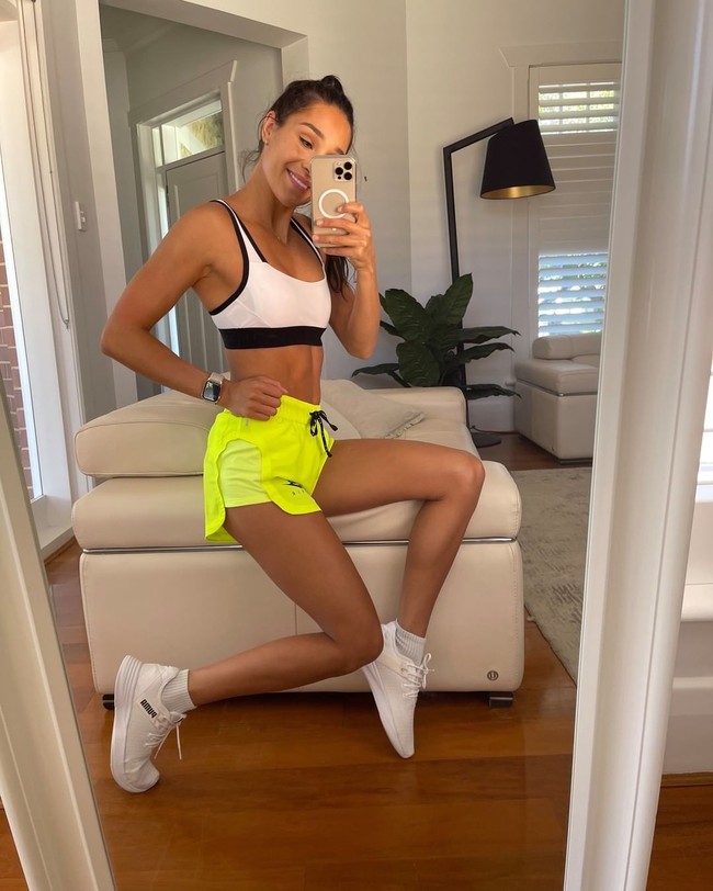 Belakangan bidang kebugaran memang cukup populer di dunia online karena semakin banyak orang mencari info dan inspirasi kesehatan dari internet terlebih saat pandemi. Perusahaan From Mars pun baru saja merilis daftar influencer terkaya dalam industri fitness dan kesehatan. Selebgram Kayla Itsines dikatakan menjadi yang terkaya. Foto: Instagram @kayla_itsines