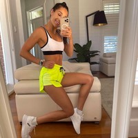 Belakangan bidang kebugaran memang cukup populer di dunia online karena semakin banyak orang mencari info dan inspirasi kesehatan dari internet terlebih saat pandemi. Perusahaan From Mars pun baru saja merilis daftar influencer terkaya dalam industri fitness dan kesehatan. Selebgram Kayla Itsines dikatakan menjadi yang terkaya. Foto: Instagram @kayla_itsines