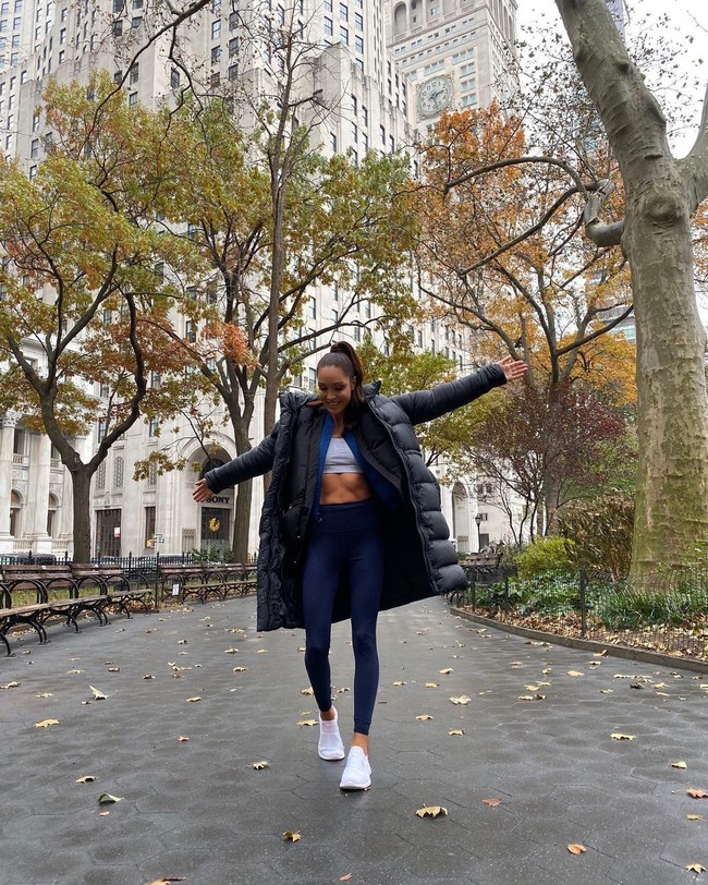 Selain Kayla Itsines, daftar influencer fitness terkaya diisi oleh Ulisses Jr, Simeon Panda, Jen Selter, Anllela Sagra, Gracyenne Barbosa, Anna Nystrom, Linn Lowes, hingga Joe Wicks. Meski fitness lebih identik dengan pria namun daftar ini didominasi oleh wanita. Foto: Instagram @kayla_itsines