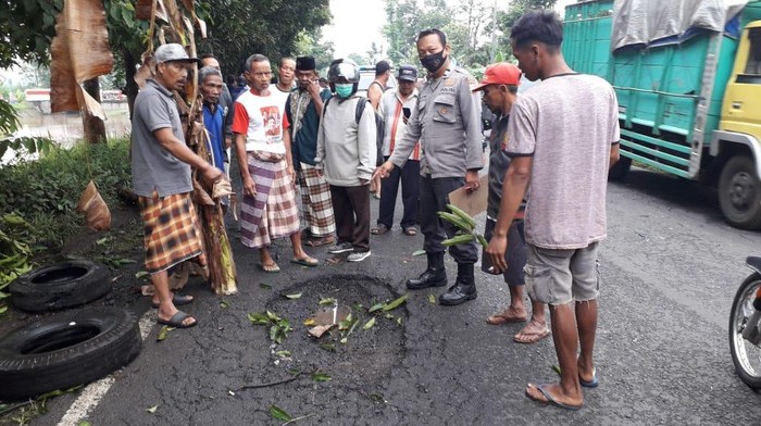Tiga orang tewas setelah terjatuh dari motor dan tertabrak truk di Jalan Raya Dusun Sadengan, Desa Rowotengah, Kecamatan Sumberbaru. Mereka terjatuh dari motor akibat jalan berlubang.