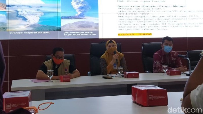 Kepala BPPTKG Hanik Humaida di Ruang Command Center Pusaka Gemila Kompleks Setda Kabupaten Magelang, Jumat (8/1/2021).