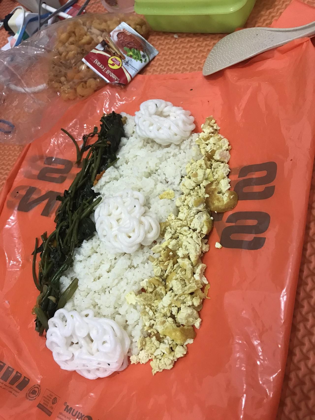 Kepepet! 5 Benda Aneh Ini Dijadikan Piring Makan Dadakan