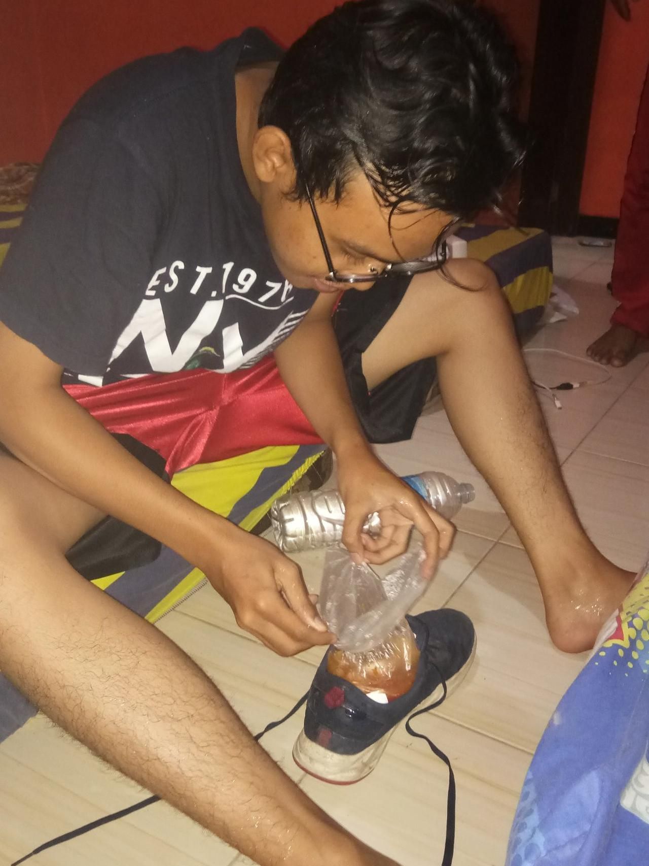Kepepet! 5 Benda Aneh Ini Dijadikan Piring Makan Dadakan