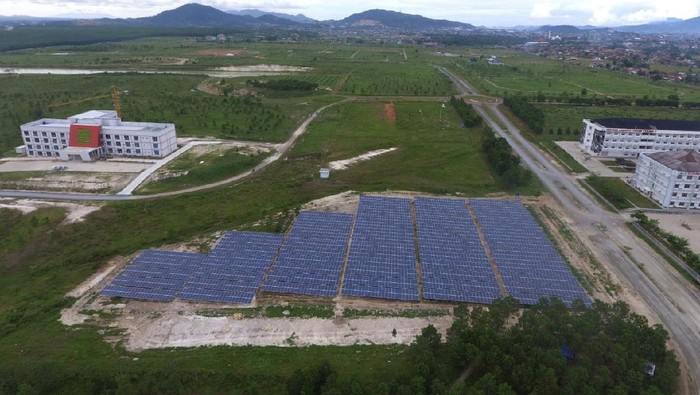 Keren! Kampus di Lampung Gunakan PLTS Terbesar Salah satu kampus di Lampung ini menggunakan PLTS (Pembangkit Listrik Tenaga Surya) terbesar atas kerjasama Wijaya Karya dan SUN Energy sebesar 1 Megawatt-peak (MWp) untuk kebutuhan universitas.