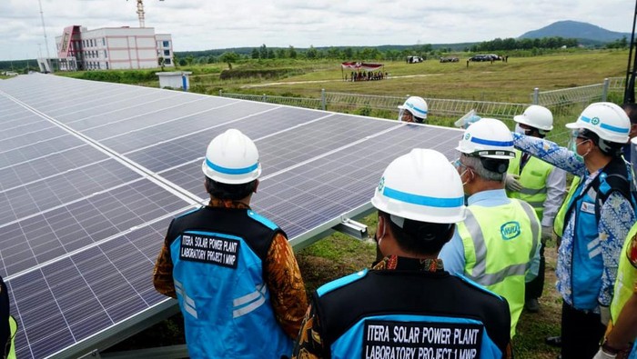 Salah satu kampus di Lampung ini menggunakan PLTS (Pembangkit Listrik Tenaga Surya) terbesar atas kerjasama Wijaya Karya dan SUN Energy sebesar 1 Megawatt-peak (MWp) untuk kebutuhan universitas.