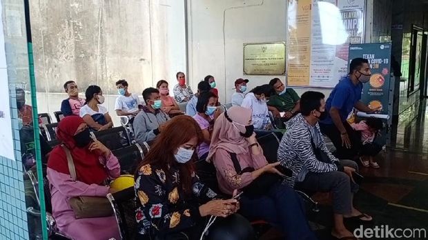 Kerumunan terjadi saat sejumlah calon penumpang antre membeli tiket di kantor PT Pelni Cabang Ambon, Maluku. PT Pelni memberi penjelasan.(Muslimin Abbas/detikcom)