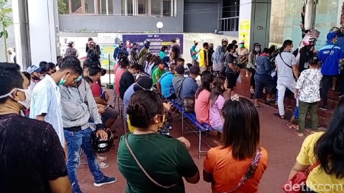 Kerumunan terjadi saat sejumlah calon penumpang antre membeli tiket di kantor PT Pelni Cabang Ambon, Maluku. PT Pelni memberi penjelasan.(Muslimin Abbas/detikcom)