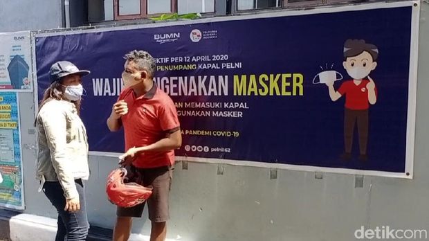 Kerumunan terjadi saat sejumlah calon penumpang antre membeli tiket di kantor PT Pelni Cabang Ambon, Maluku. PT Pelni memberi penjelasan.(Muslimin Abbas/detikcom)