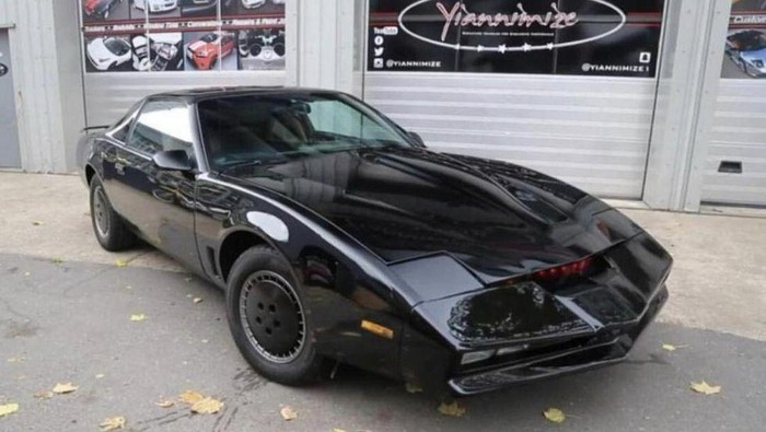 Mobil KITT dari film televisi Knight Rider
