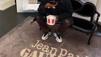 Terlepas dari pemberitaan yang ada, Kim dan Kanye selalu tampil kompak dan romantis di depan kamera. Momen kebersamaan mereka terlihat di banyak kesempatan. Foto: Instagram