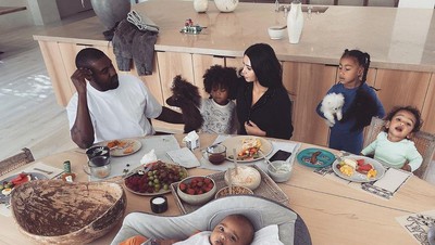Gaya Kim Kardashian dan Kanye West Saat Makan Bersama Keluarga