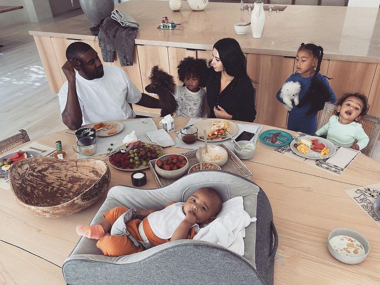 Gaya Kim Kardashian dan Kanye West Saat Makan Bersama Keluarga