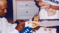 Rapper ternama dan seleb populer ini berpose di depan menu sarapan mereka. Lengkap dengan Kanye yang tengah sibuk membersihkan sepatunya. Foto: Instagram