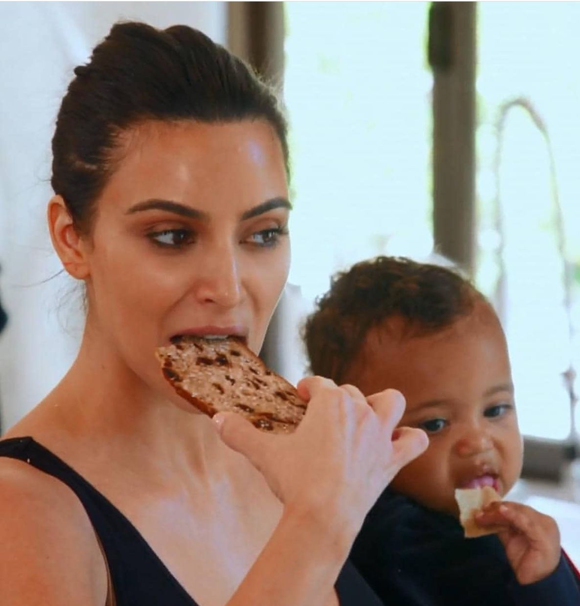 Kompaknya Kim Kardashian dan Kanye West Saat Makan Bareng Keluarga