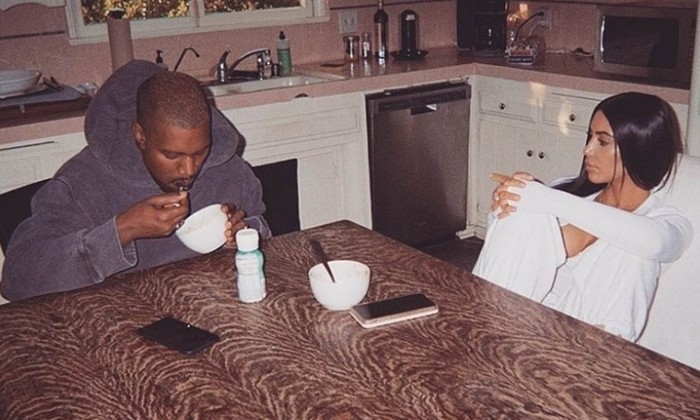 Kompaknya Kim Kardashian dan Kanye West Saat Makan Bareng Keluarga