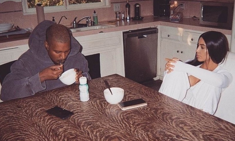 Kompaknya Kim Kardashian dan Kanye West Saat Makan Bareng Keluarga