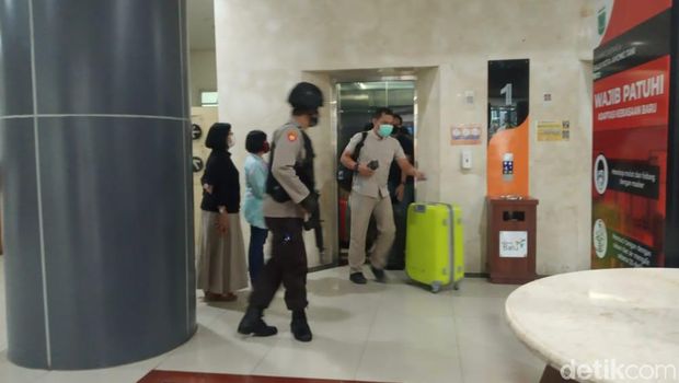 kpk menggeledah balai kota batu