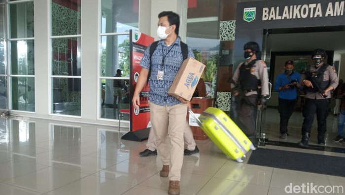 kpk menggeledah balai kota batu