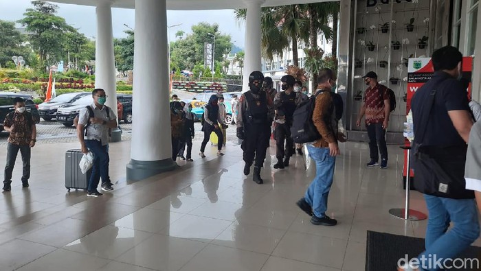kpk menggeledah balai kota batu