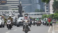 Sebelumnya, Pemprov DKI Jakarta dan Kementerian Sosial (Kemensos) punya pendapat berbeda. Awalnya Risma blusukan menyusuri jalur pedestrian Jalan Thamrin, Jakarta Pusat pada Senin 4 Januari 2021. Ia pun bertemu dengan tiga gelandangan. Risma mengajaknya tinggal di tempat penampungan.