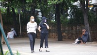 Lain pendapat Pemprov DKI Jakarta, lain pula kata Kemensos. Kepala Bagian Publikasi dan Pemberitaan Kemensos Herman Koswara mengatakan kedua tunawisma yang ditemui Risma di pinggir Jalan Thamrin itu dibawa ke Balai Rehabilitasi Sosial Eks Gelandangan dan Pengemis Pangudi Luhur, Bekasi. Mereka bersedia untuk dibimbing oleh Kemensos.