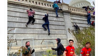 Pantas saja penjagaan gedung Capitol rapuh, ada Harry Maguire dan Lindelof sebagai pengawalnya. Tentu ini adalah meme dari mereka yang kurang menyukai kedua bek Manchester United itu. Foto: istimewa