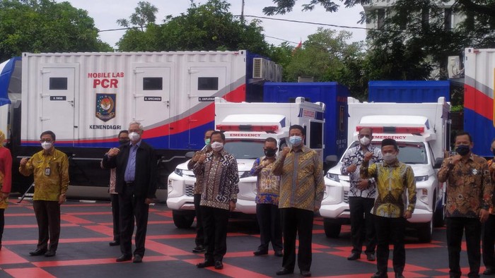 Mendagri Tito menyerahkan mobile PCR lab hingga ambulans ke Kemendagri (Foto: Luqman/detikcom)