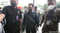 Erick menyusul 5 menit berselang.