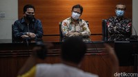 Saat tiba, mereka masih irit berbicara. Budi menyebut kedatangannya untuk bersilaturahmi dengan pimpinan KPK.