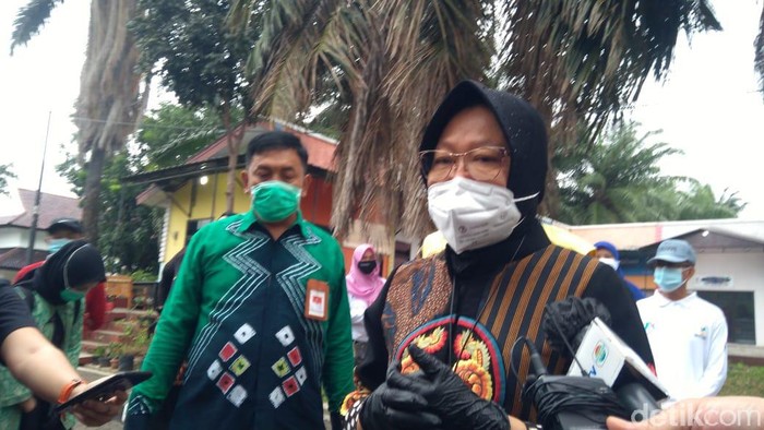Menteri Sosial Tri Rismaharini saat kunjungan kerja ke Bekasi