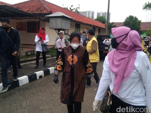 Mensos Risma Kunjungi Balai Rehabilitasi Sosial di Bekasi, Sapa Tunawisma