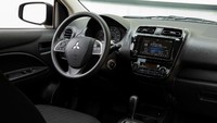 Beralih ke interior, perubahannya terbilang sedikit. Terdapat sandaran tangan dengan desain baru, trim pintu berbahan kain dan sekeliling tombol jendela dengan serat karbon palsu. Foto: Dok. Mitsubishi