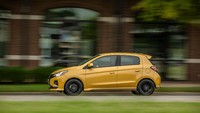 Tipe SE ditambahkan fitur lane departure warning and auto high beam. Mitsubishi Mirage hatchback maupun sedan dibekali tujuh airbag dan stability control. Foto: Dok. Mitsubishi