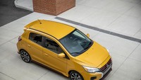Mitsubishi juga memperkenalkan tipe baru yang disebut Carbonite Edition, Mitsubishi Mirage tipe Carbonte Edition mendapatkan tambahan spoiler depan, side skirts dan bumper belakang, serta sedikit highlight serat karbon merah. Foto: Dok. Mitsubishi
