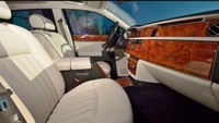  Mobil ini juga dilengkapi dengan Theater Package, starlight headliner, gorden elektronik, hiasan kayu. Foto: Mecum