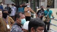 Sejumlah warga menyambut kedatangan Abu Bakar Baasyir. Agung Mardika/detikcom