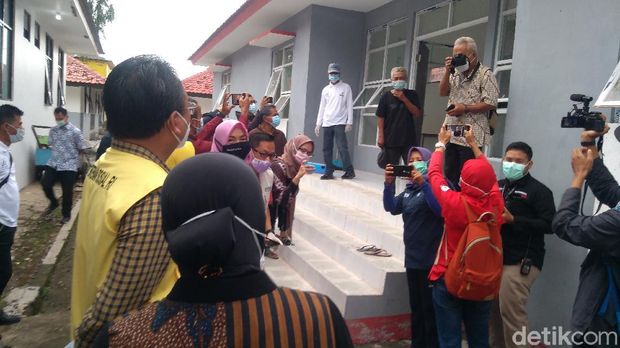 Momen pertemuan Mensos Risma dengan tunawisma Kastubi di Balai Rehabilitasi Sosial di Bekasi (Adhyasta Dirgantara/detikcom).