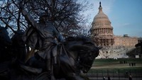 Sejumlah polisi juga terlihat berjaga di kawasan tersebut. Situasi darurat berlaku sampai inagurasi Joe Biden dan Kamala Harris pada Rabu 20 Januari 2021.