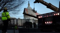 Paska kerusuhan polisi memagari Gedung Capitol Hill dengan pagar beton dan besi untuk mecegah massa masuk, keadaan darurat juga diberlakukan selama 15 hari oleh Walikota Washington DC. AFP/BRENDAN SMIALOWSKI