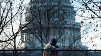 Anggota unit Pengawal Nasional D.C. melakukan pengamanan ketat di Gedung Capitol AS pasca penyerangan yang dilakukan oleh pendung Trump. Photo by Brendan Smialowski / AFP