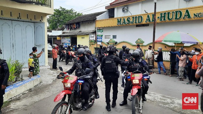 Pasukan Gabungan TNI Polri Patroli di Sekitar Ponpes Ngruki Jelang Kedatangan Ba'asyir Pasukan Gabungan TNI Polri Patroli di Sekitar Ponpes Ngruki Jelang Kedatangan Ba'asyir
Sukoharjo, CNN Indonesia - Pasukan gabungan TNI-Polri berpatroli di sekitar pondok Pesantren Al-Mu'min Ngruki, Jumat (8/1) pagi. Patroli tersebut digelar usai apel siaga di Lapangan Cemani, tak jauh dari lokasi ponpes.