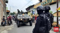 Dalam kepulangannya aparat gabungan Polri, TNI dan Satpol PP menggelar patroli di sekitar Ponpes Al-Mukmin Ngruki, Sukoharjo jelang kepulangan Abu Bakar Baasyir. CNN Indonesia/Rosyid