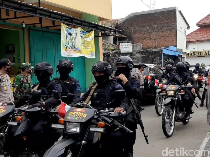 Patroli petugas gabungan di sekitar Ponpes Al-Mukmin Ngruki, Sukoharjo, Jumat (8/1/2021).