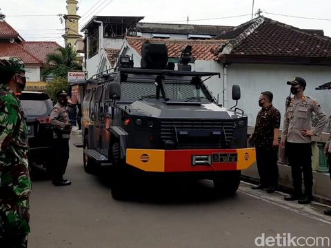 Patroli petugas gabungan di sekitar Ponpes Al-Mukmin Ngruki, Sukoharjo, Jumat (8/1/2021).