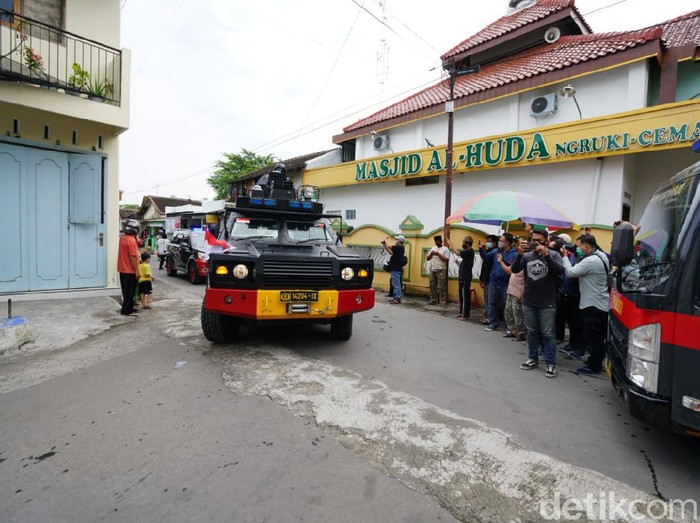 Patroli petugas gabungan di sekitar Ponpes Al-Mukmin Ngruki, Sukoharjo, Jumat (8/1/2021).