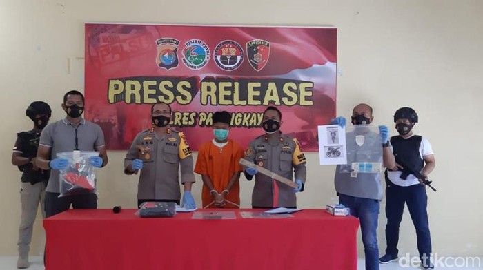 Pemuda inisial MM (18) (berbaju tahananan) yang ditangkap polisi usai menganiaya kakak-adik di Sulbar (Abdy-detikcom).